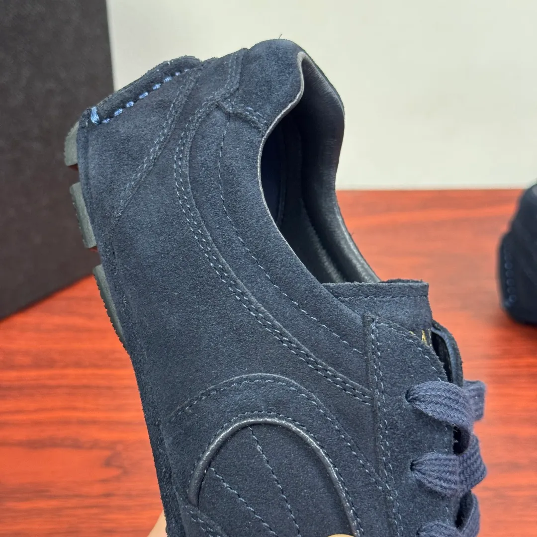 Batch 780 Prada/Prada Montecarlo Re-Edition 2005 Nappa sheepskin/nubuck leather sneakers, men's men's men's shoes for easy shipping! Featuring an antique finish, these sneakers combine style and comfort in a sophisticated and innovative design. The silhouette inspired by driving shoes is soft and flexible, and the deconstructed sole gives it a lightweight look and smooth aesthetic. Prominent top stitching enhances the sporty soul of this hybrid sneaker. It is paired with a lightweight and flexible rubber sole, a visible convex sole pattern embellishment, and a wrapped insole. The whole package! Size: 39-40-41-42-43-44 leather shoe size Item number: 4E1165 frosted blue